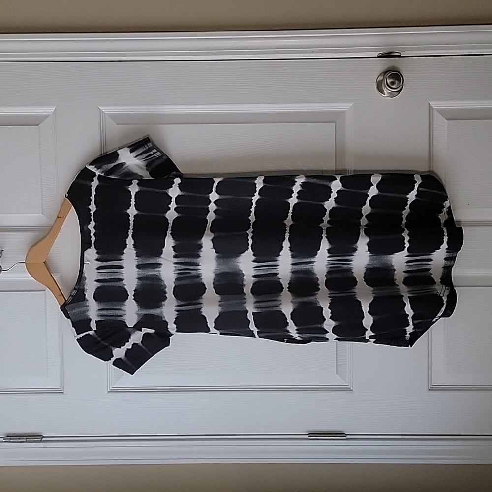 Exist, size medium, stretchy dress with pockets, black & white
